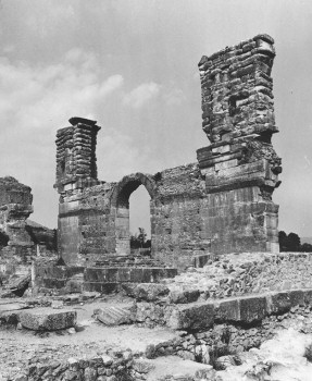 Възстановителни работи по Базилика В. Колоните с капителите още не са изработени и донесени. Фотоснимка А. Чилингиров, юни 1978 г.
